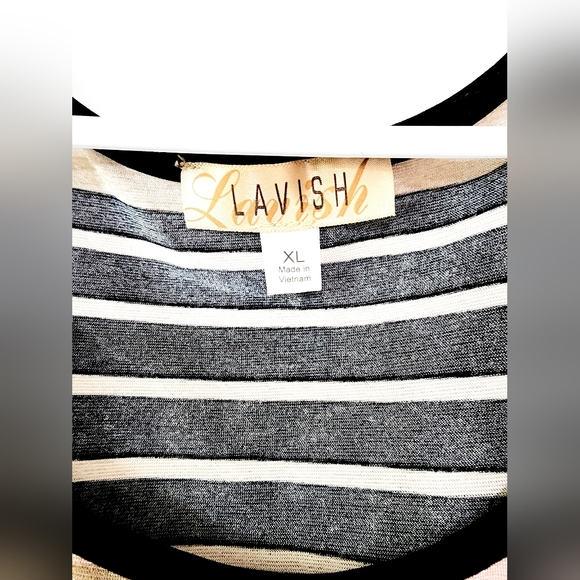 Women Casual Top with Contrasting Colors. - Picture 3 of 4